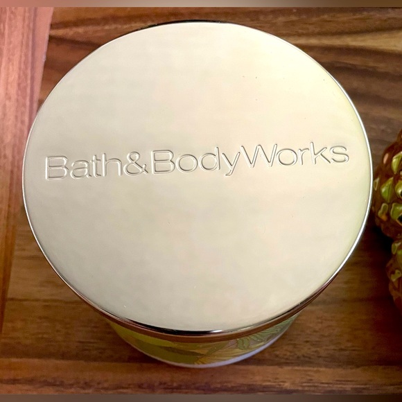Gorgeous Bath & Body Works Candle and Pinapple Holder, NWT! - Picture 10 of 13